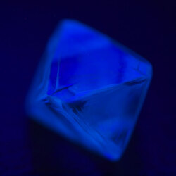 天然ダイヤモンド 原石 ルース(裸石) 0.538ct 蛍光性有り 日本宝石科学協会宝石ソーティング付 【 送料無料 】