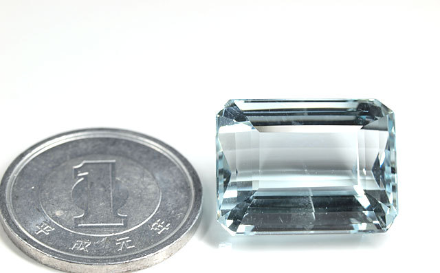 ブルートパーズ ルース 23.793ct 【 エメラルドカットの淡いブルー