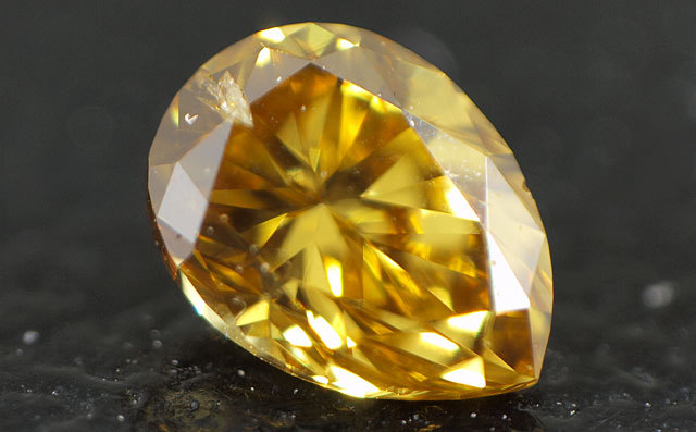 イエローダイヤモンド ルース 0.082ct 【蛍光性がミディアム・オレンジ