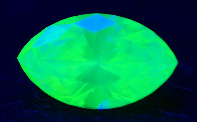 イエローダイヤモンド(トリートメント) ルース 0.117ct 【 蛍光性が