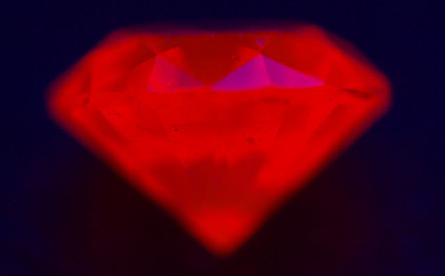 蛍光性ピンクダイヤモンド(トリートメント) ルース 0.116ct 【 蛍光性