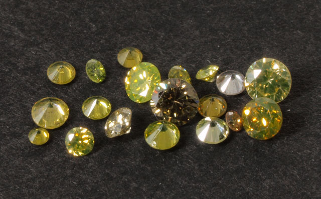 蛍光性ダイヤモンド ルース19ピースセット (総合計0.44ct 