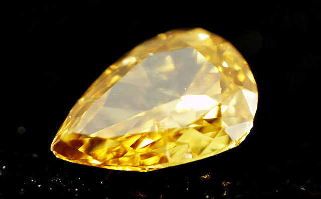 天然イエローダイヤモンド ルース(裸石) 0.093ct,ペアシェイプ【 中央 