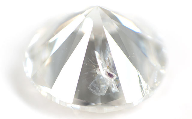 ガーネット結晶入りダイヤモンド ルース 0.529ct【蛍光性がストロング 
