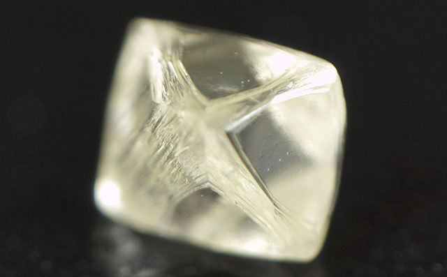 蛍光ダイヤモンド原石4色セット 計0.411カラット ボツワナ産