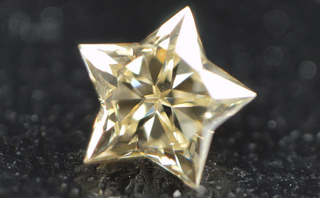 スター型(五芒星)イエローダイヤモンド ルース 0.110ct, Very Light