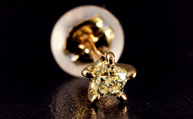 天然ダイヤモンド 0.113ct, Very Light Yellow, SI1 片耳用ピアス 18金