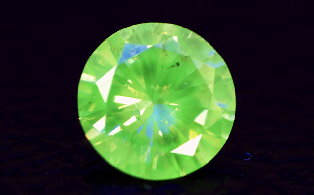 天然イエローダイヤモンド ルース(裸石) 0.088ct, I-1 【蛍光性が 