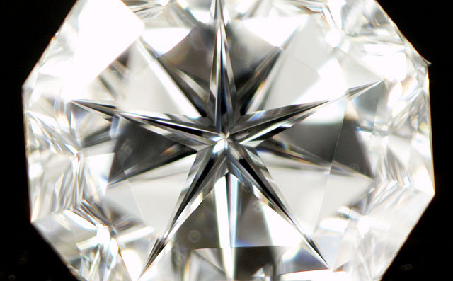デカゴナル・カット 72面体 五芒星が見えます！ 】 天然ダイヤモンド