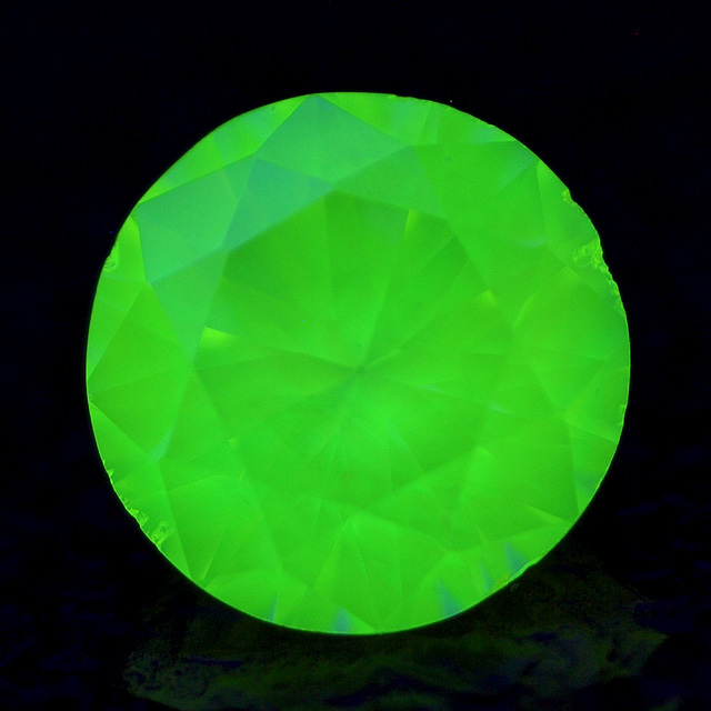 イエローダイヤモンド(トリーテッド) ルース(裸石) 0.067ct, Fancy Deep Greenish Yellow (treated), SI-1 【 蛍光性はグリーン系 】【 中央宝石研究所ソーティング袋付 】