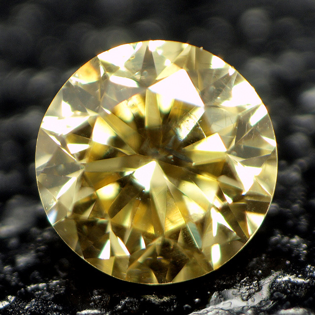 天然イエローダイヤモンド ルース(裸石） 0.051ct, ファンシー・ライト 