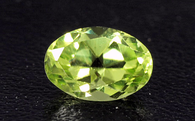 ペリドット ルース(裸石) 0.78ct, オーバル(楕円形) (ペリドート/橄欖