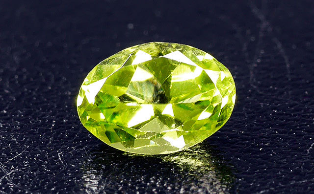 ペリドット ルース(裸石) 0.87ct, オーバル(楕円形) (ペリドート/橄欖 