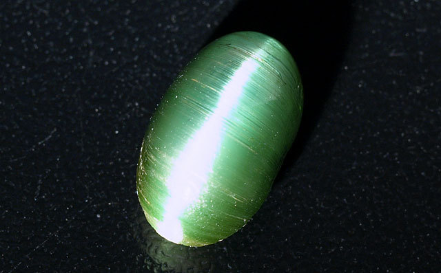 グリーン・トルマリン・キャッツ・アイ ルース (裸石) 2.624ct 【10月 