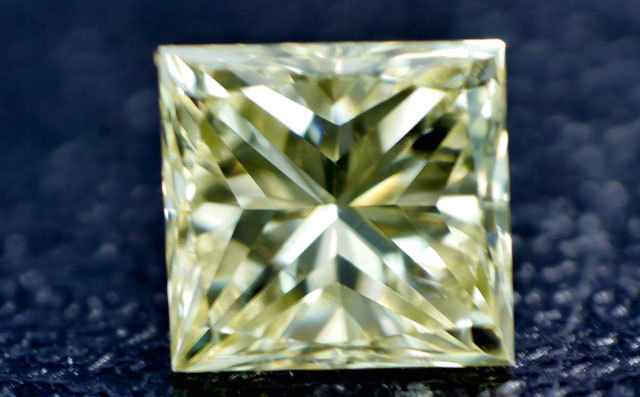 Qカラー-Rカラー 】 天然イエローダイヤモンド ルース(裸石) 0.358ct 