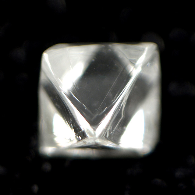 ダイヤモンド原石 ルース 0.045ct 【 ほぼ無色透明,八面体結晶の小さな