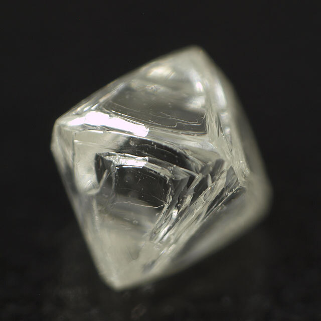 天然ダイヤモンド原石約0.6ct 凸凹表面カケとヒビ有要画像確認