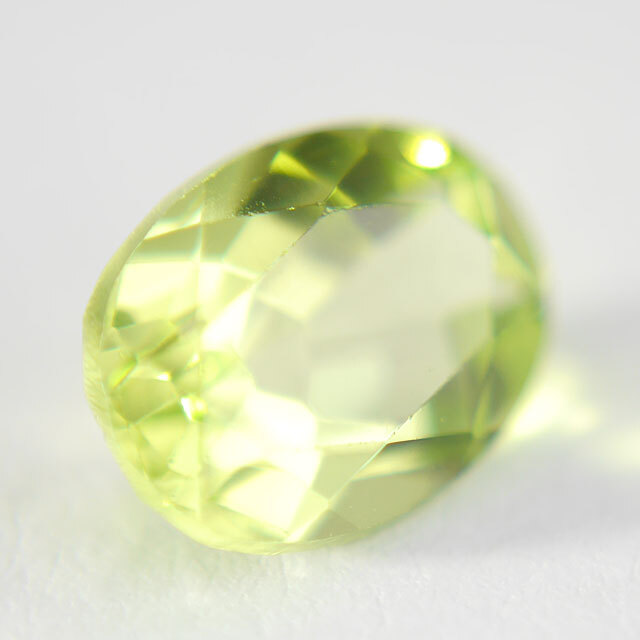 ペリドット ルース 0.921ct, オーバル, 日本宝石科学協会ソーティング