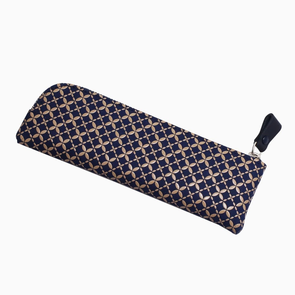 日本製 印伝/INDENYA/印傳屋 ペンケース/ペン入れ/筆箱 筆記用具 青/紺/ブルー/ネイビー 和柄 七宝/七宝繋ぎ 薄型 軽量 鹿革/漆 L字ファスナー式 プレゼント/ギフト 男女兼用 アイテム/雑貨 7472-IY25