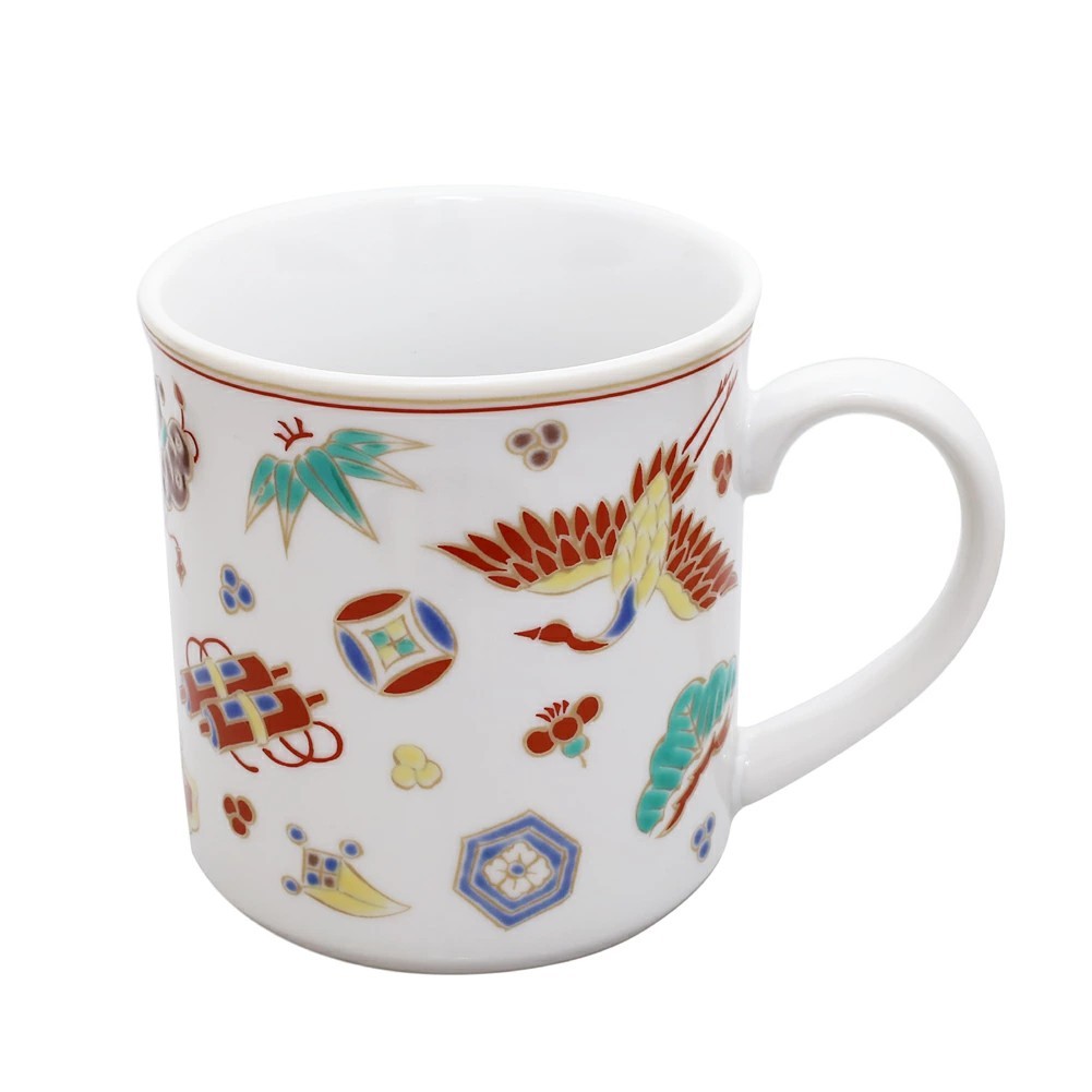 【送料無料】日本製 九谷焼 久谷五彩 磁気 陶器 陶磁器  コップ マグカップ 宝尽くし 青郊窯 華やか 鮮やか お洒落 オシャレ お祝い 記念日 誕生日 結婚祝い 開店祝い プレゼント 贈り物 7481-SK25