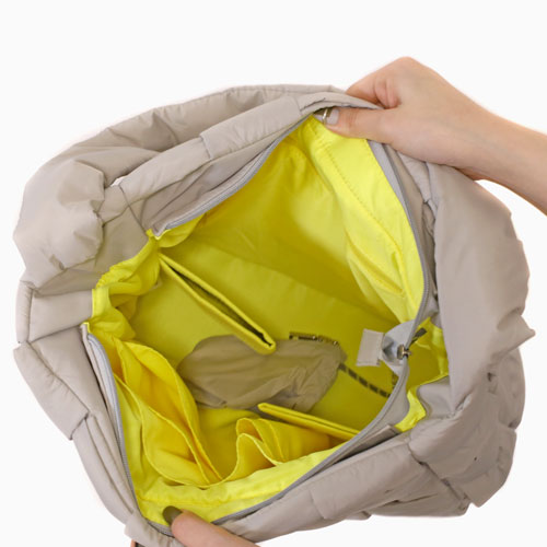 mayuNOMADIS グレーナイロン ショルダーバッグ 新品 ラクーオの強撥水素材 ナイロンショルダーバッグ | 送料無料