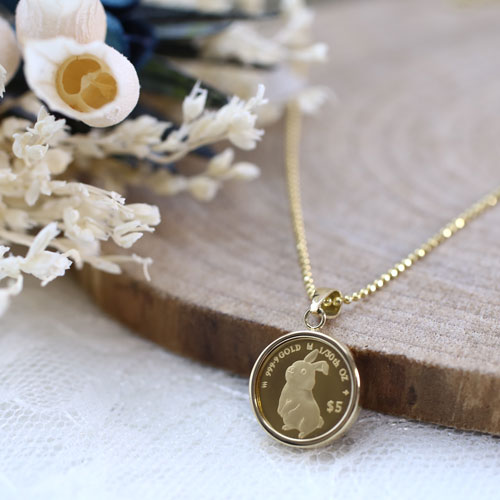 純金 1/30 ラビット＆エリザベス二世 コインペンダント 18金 両面ガラス付　4835-MS23