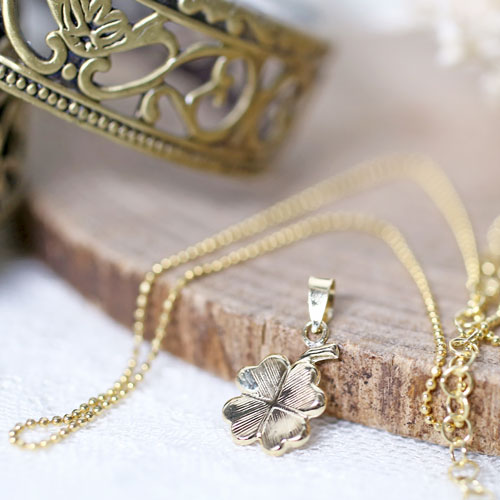 送料無料】【スペイン製】18金/K18/750 ペンダント クローバー/四葉  