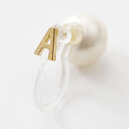 18金 イニシャル A インビジブル 片耳 イヤリング 6mm珠 貝パール 挟み込み式　5359-EG16