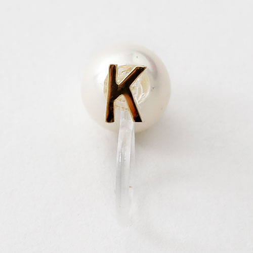 18金 イニシャル K インビジブル 片耳 イヤリング 6mm珠 貝パール 挟み込み式　5360-EG16