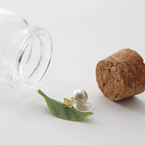 18金 イニシャル M インビジブル 片耳 イヤリング 6mm珠 貝パール 挟み込み式　5361-EG16