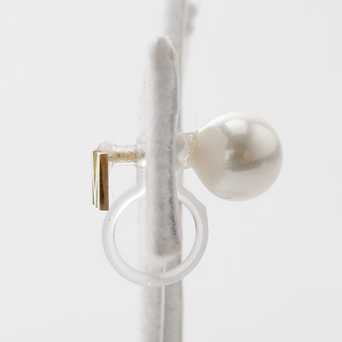 18金 イニシャル M インビジブル 片耳 イヤリング 6mm珠 貝パール 挟み込み式　5361-EG16