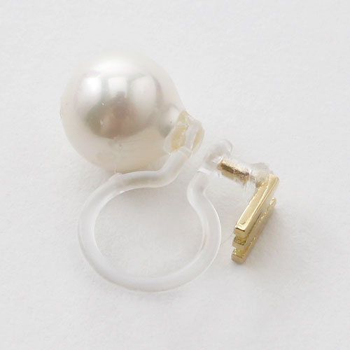 18金 イニシャル M インビジブル 片耳 イヤリング 6mm珠 貝パール 挟み込み式　5361-EG16