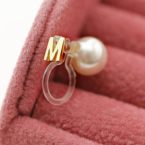 18金 イニシャル M インビジブル 片耳 イヤリング 6mm珠 貝パール 挟み込み式　5361-EG16
