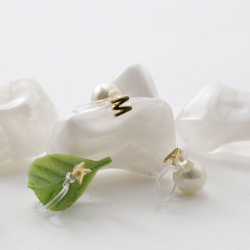 18金 イニシャル M インビジブル 片耳 イヤリング 6mm珠 貝パール 挟み込み式　5361-EG16