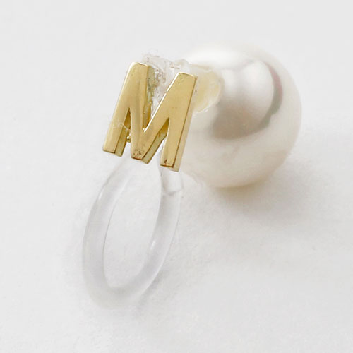 18金 イニシャル M インビジブル 片耳 イヤリング 6mm珠 貝パール 挟み込み式　5361-EG16