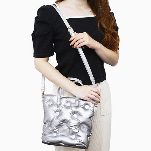 【送料無料】バッグ ハンドバッグ ショルダーバッグ BAG/鞄/カバン/かばん 2WAY 肩掛け 斜め掛け お出かけ 黒/ブラック シルバー キルティング メタリック 合成皮革/合皮 お洒落/オシャレ かわいい レディース/女性 記念日 お祝い 誕生日 母の日 プレゼント 贈り物 5759-MZ24