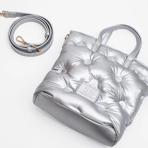 【送料無料】バッグ ハンドバッグ ショルダーバッグ BAG/鞄/カバン/かばん 2WAY 肩掛け 斜め掛け お出かけ 黒/ブラック シルバー キルティング メタリック 合成皮革/合皮 お洒落/オシャレ かわいい レディース/女性 記念日 お祝い 誕生日 母の日 プレゼント 贈り物 5759-MZ24