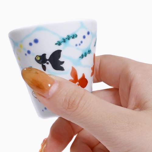 【日本製】九谷焼 縁起猪口（ぐい飲み）北陸伝統工芸 金魚 7177-SK23