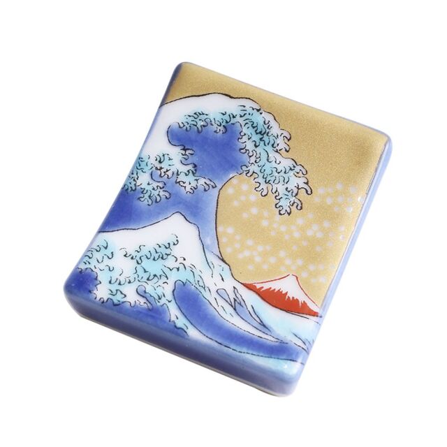送料無料 日本製 九谷焼 久谷焼 北陸伝統工芸 色絵 磁気 陶器 陶磁器 キッチン雑貨 日用品 カトラリー 箸置き はしおき お洒落 オシャレ 記念日 お祝い 開店祝い 贈り物 プレゼント 芸術 作品 ポーチ付 北斎 波 7299-SK25 クリックポスト対応