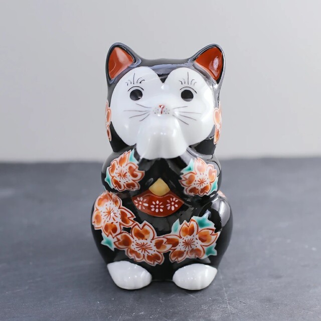 【送料無料】日本製 九谷焼/北陸伝統工芸/工芸品 3.8号 招き猫/招猫//catグッズ/猫好き 黒 釉桜 サクラ 金運/幸運 右手 インテリア/置物/部屋飾り 出産祝い/お祝い/開店祝い/結婚祝い 7495-KT25