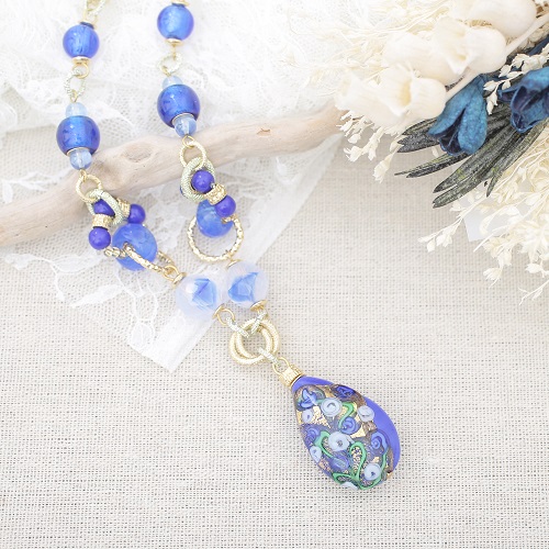 青色のビーズと宝石のペンダント 送料無料】イタリア製 ベネチアンガラス/ベネチアングラス ハンドメイド ミッレカット ロング ネックレス ブルー/青 真鍮/真ちゅう INES  design アクセサリー/ジュエリー オシャレ/お洒落 女性/レディース 7911-IN19