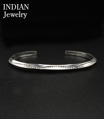 ナバホ Navajo インディアンジュエリー　スタンプ　トライアングル　バングル INDIAN JEWELRY ナバホ族|エレイン・タへ|トライアングル