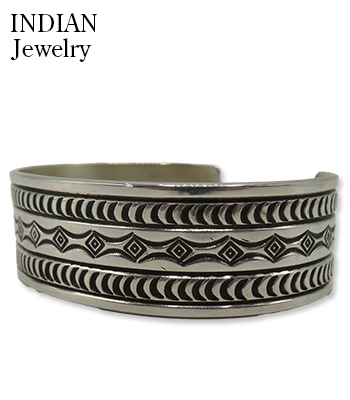 INDIAN JEWELRY ナバホ族|スタンプワーク|バングル『Navajo Stampede