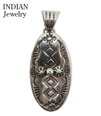 ナバホスタンプペンダント & ナバホチェーン　美品　NAVAJO INDIAN JEWELRY ナバホ族|スタンプワーク|ペンダントトップ『Navajo