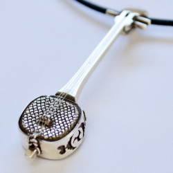 シルバー三線ペンダント スタンド・ネックレス付き