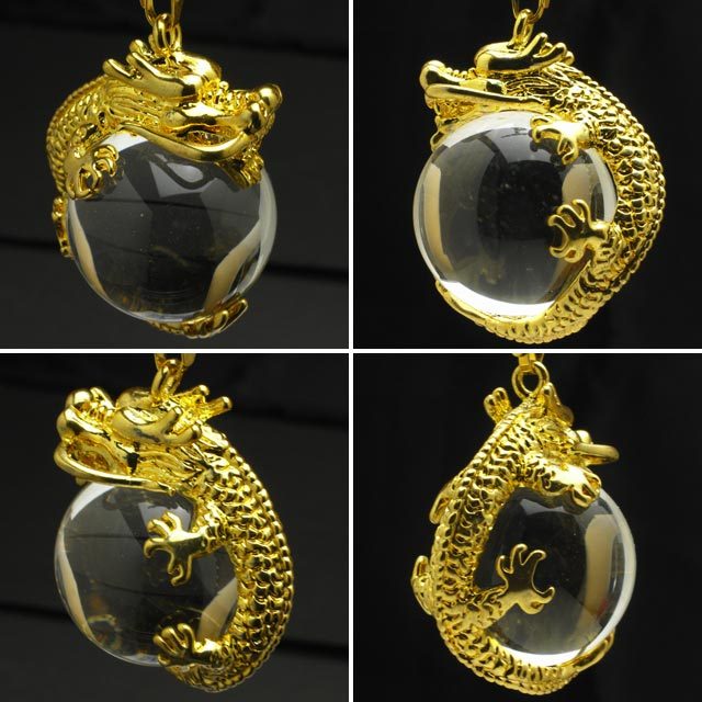 水晶玉に絡みつく金龍のお守り