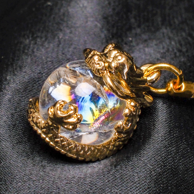 特選】レインボークオーツを抱く皇帝龍（お守り、根付け、吊り飾り