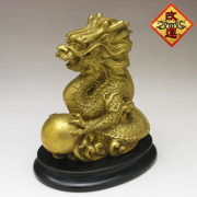 【改運】水晶玉を抱いた龍（大）（風水の龍、龍の置物）(f50200)