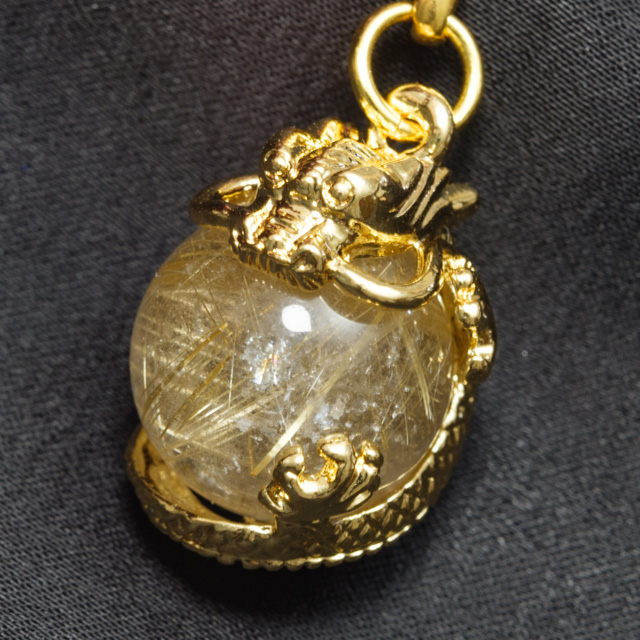 タイチンルチルを抱く皇帝龍／レインボーあり（お守り、根付け、吊り飾り）（sx242204）【メール便可】