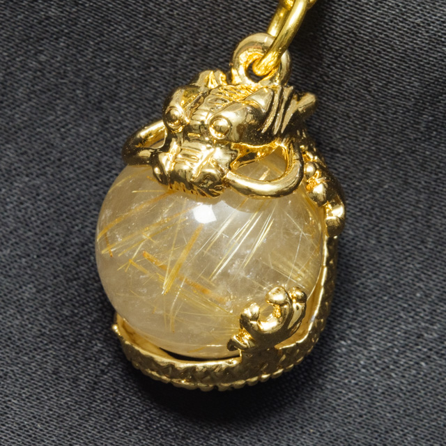 タイチンルチルを抱く皇帝龍（お守り、根付け、吊り飾り）（sx242206）【メール便可】